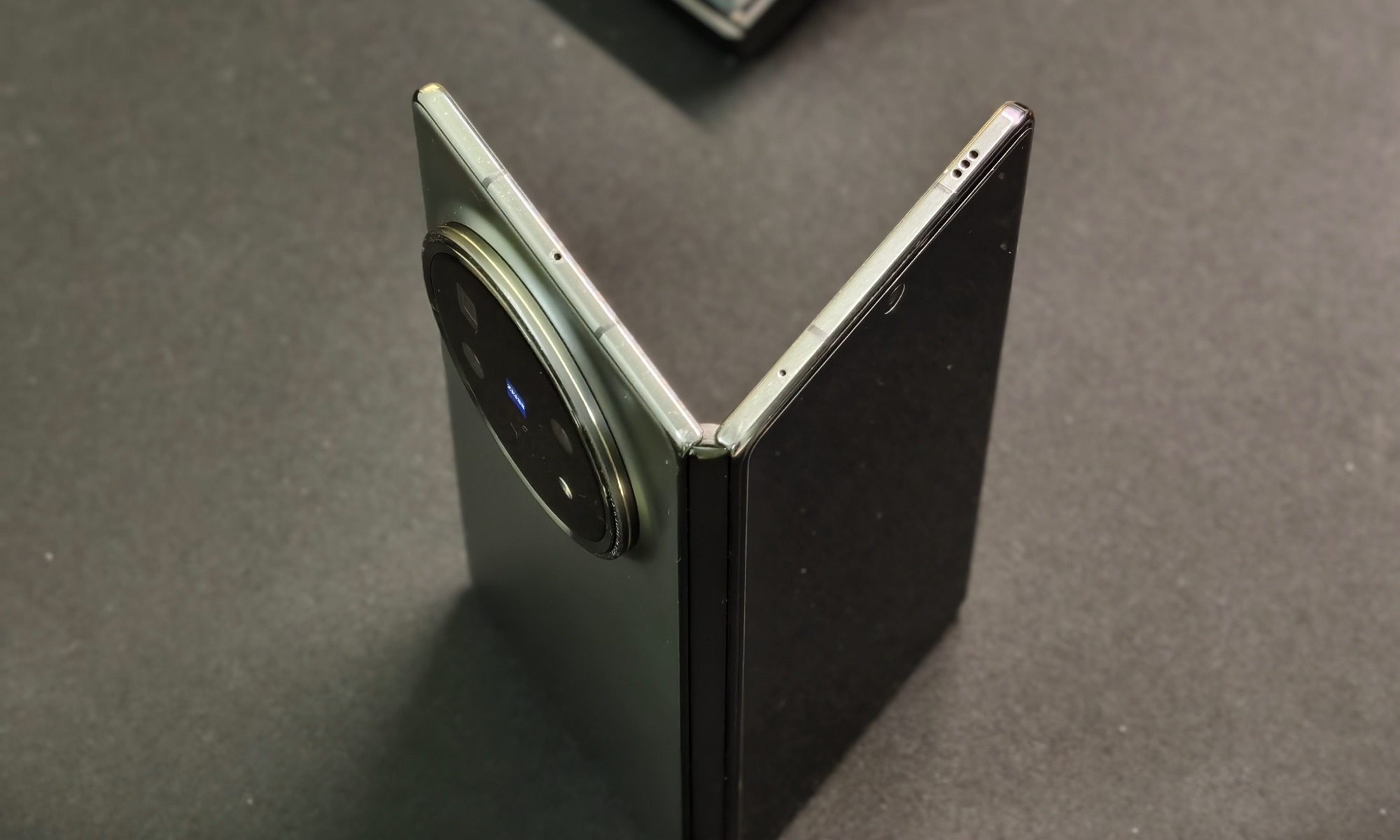Vue charnière du téléphone pliable Vivo X Fold 5