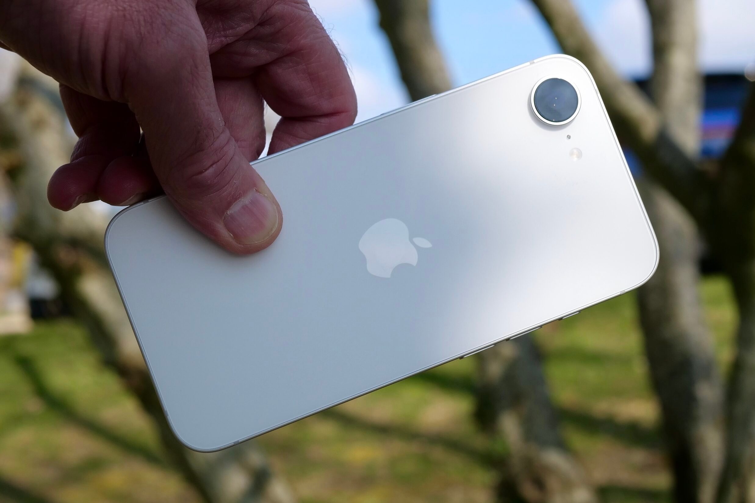 Une personne tenant l’Apple iPhone 16e.