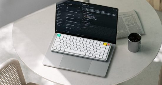 Le commutateur à double profil NuPhy Kick75 vous permet d'échanger les sensations entre le travail et les jeux