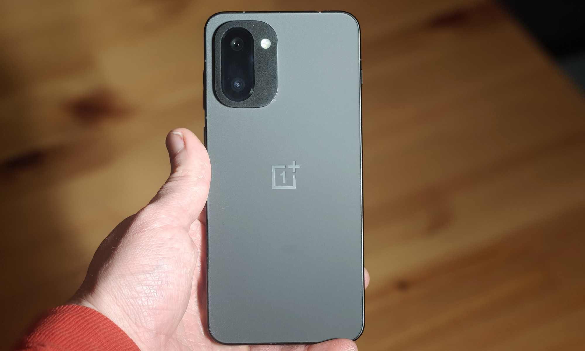 L’arrière du OnePlus 15R, tenu dans la main d’un homme.