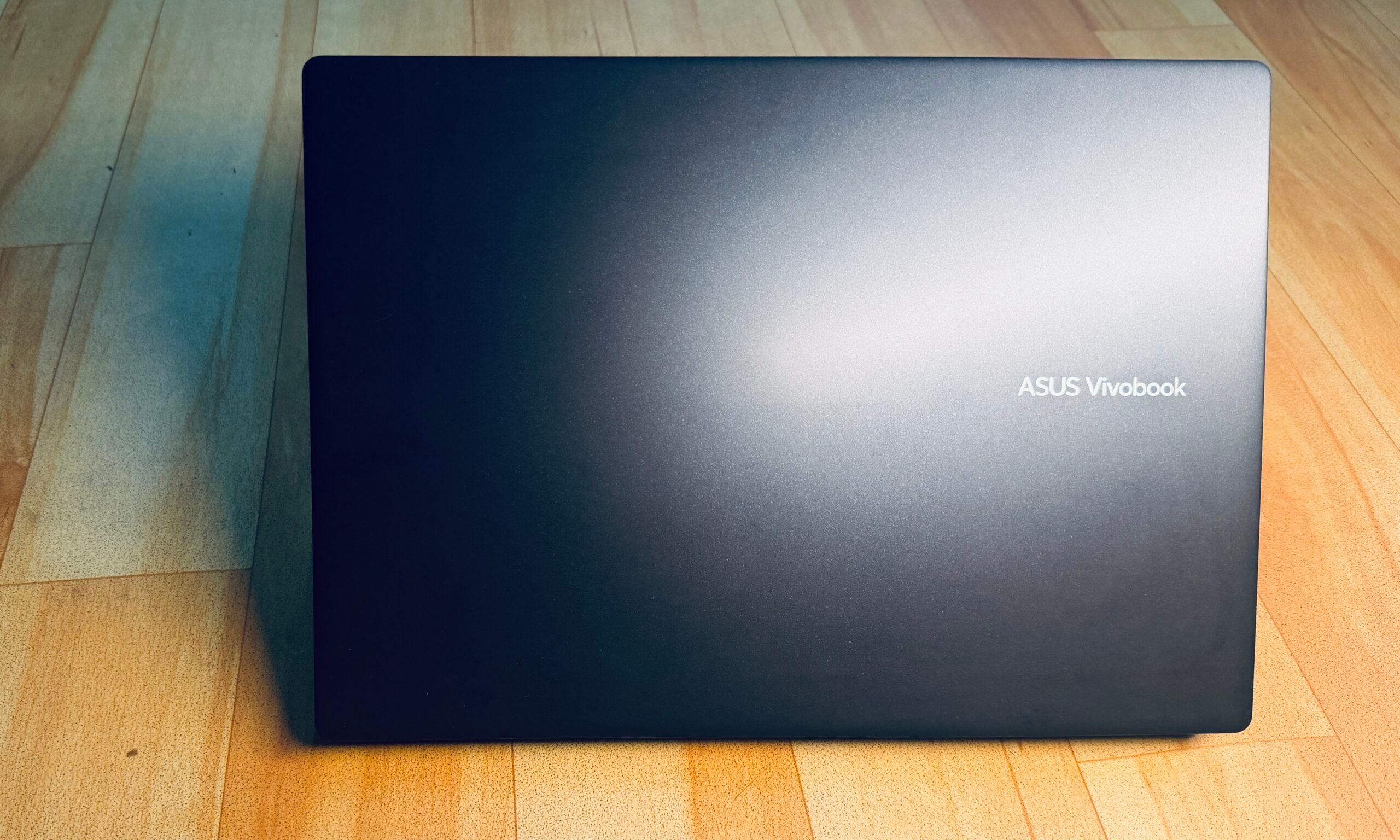 Vue du couvercle arrière de l'Asus Vivobook 14.