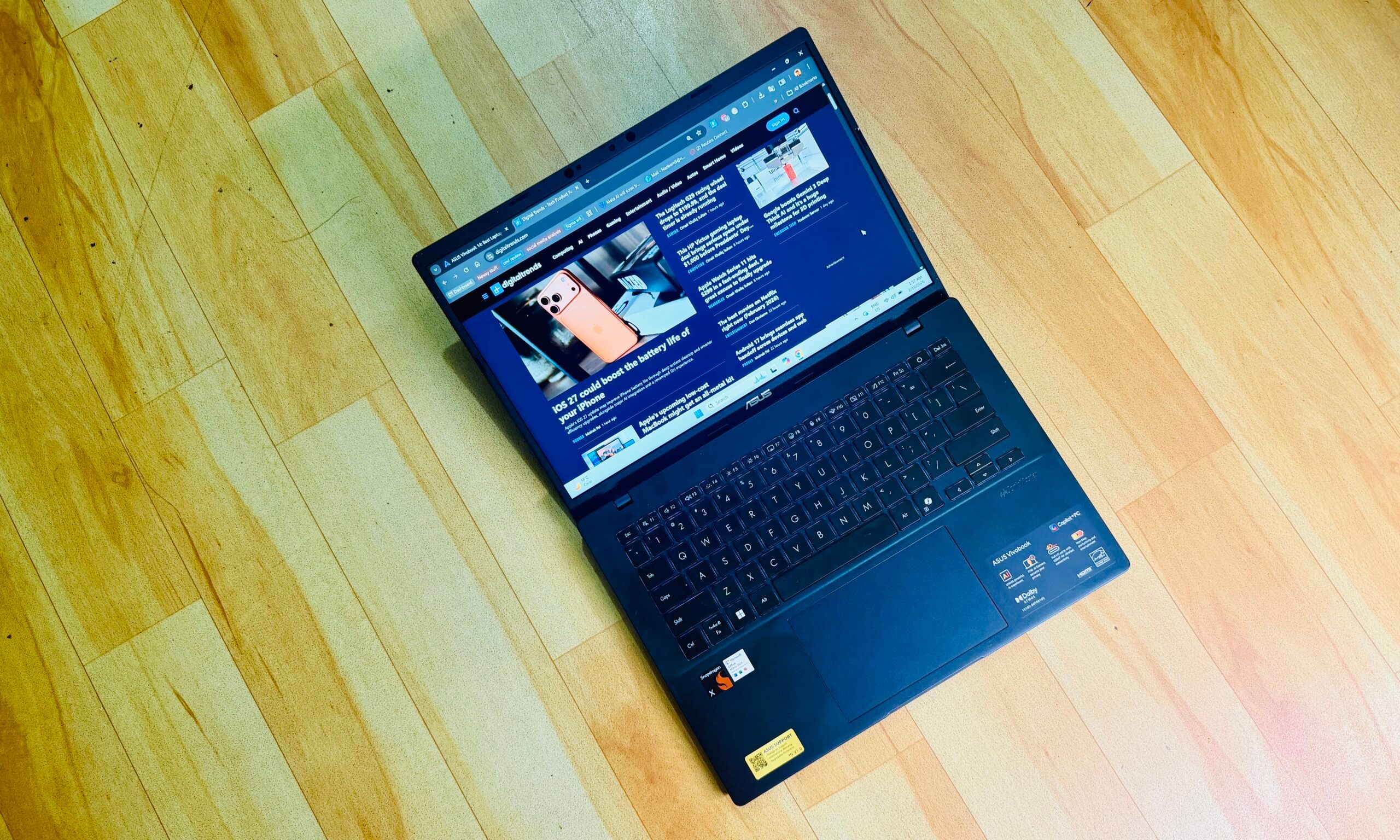 Vue de dessus ouverte de l'Asus Vivobook 14.