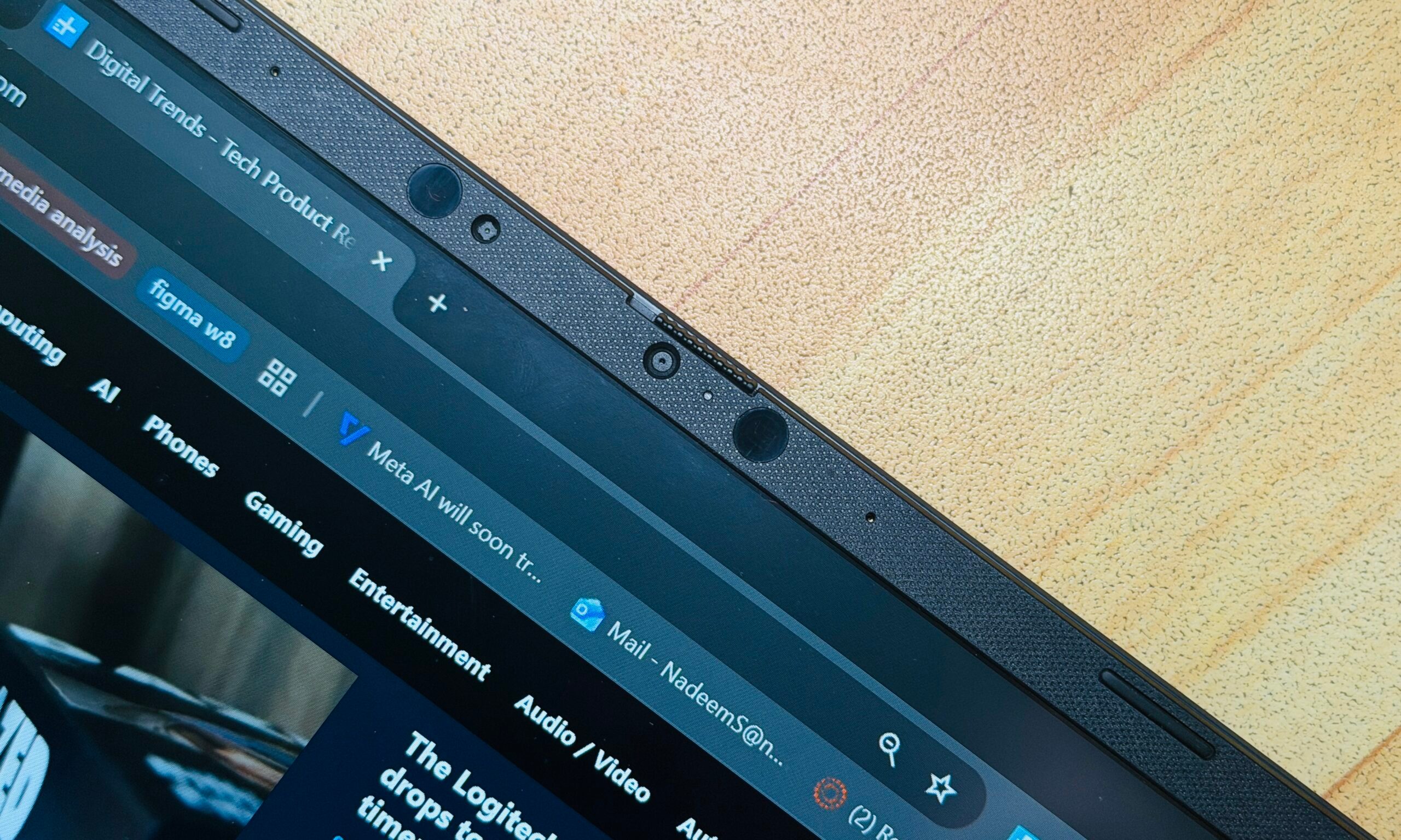 Caméra frontale et capteur IR sur Asus Vivobook 14.