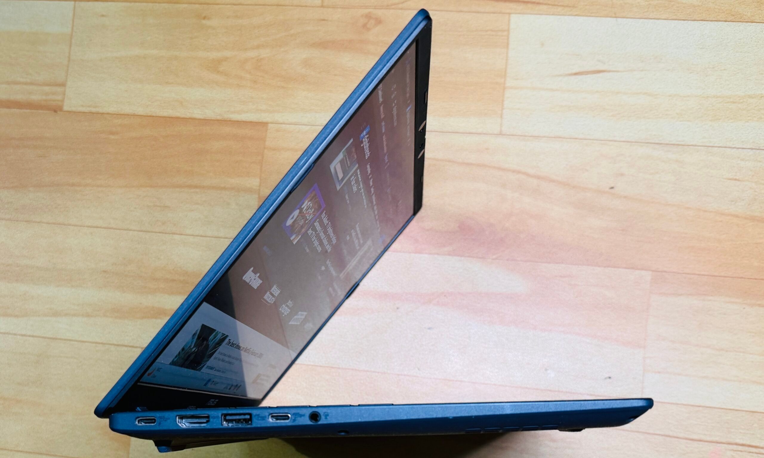 Vue latérale de l'Asus Vivobook 14.