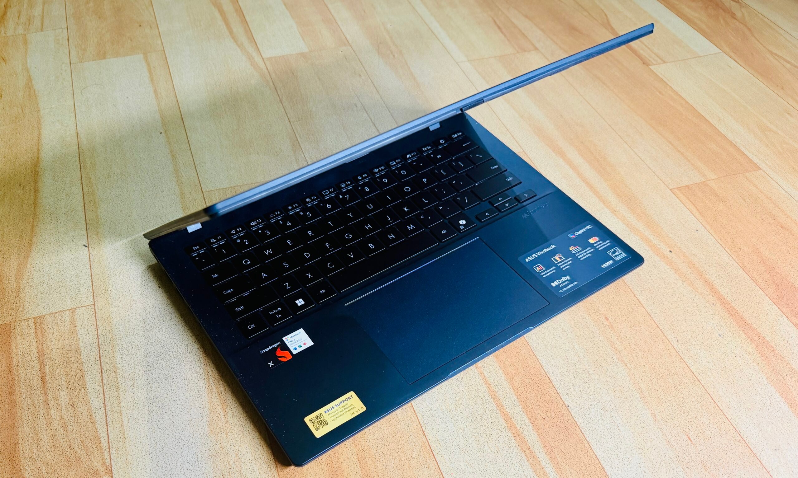 Vue du couvercle supérieur de l'Asus Vivobook 14.