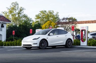 CarPlay est toujours sur la bonne voie pour les voitures Tesla, mais vous devrez peut-être attendre plus longtemps