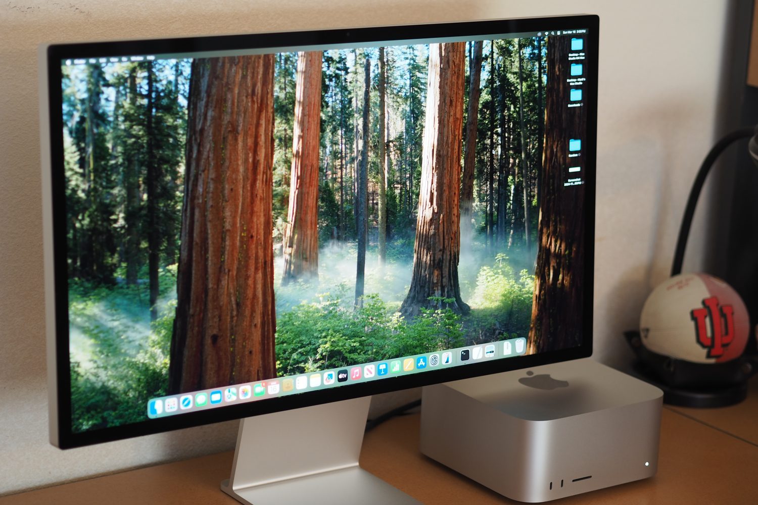 Vue avant de l'Apple Studio Display montrant le panneau et le support.