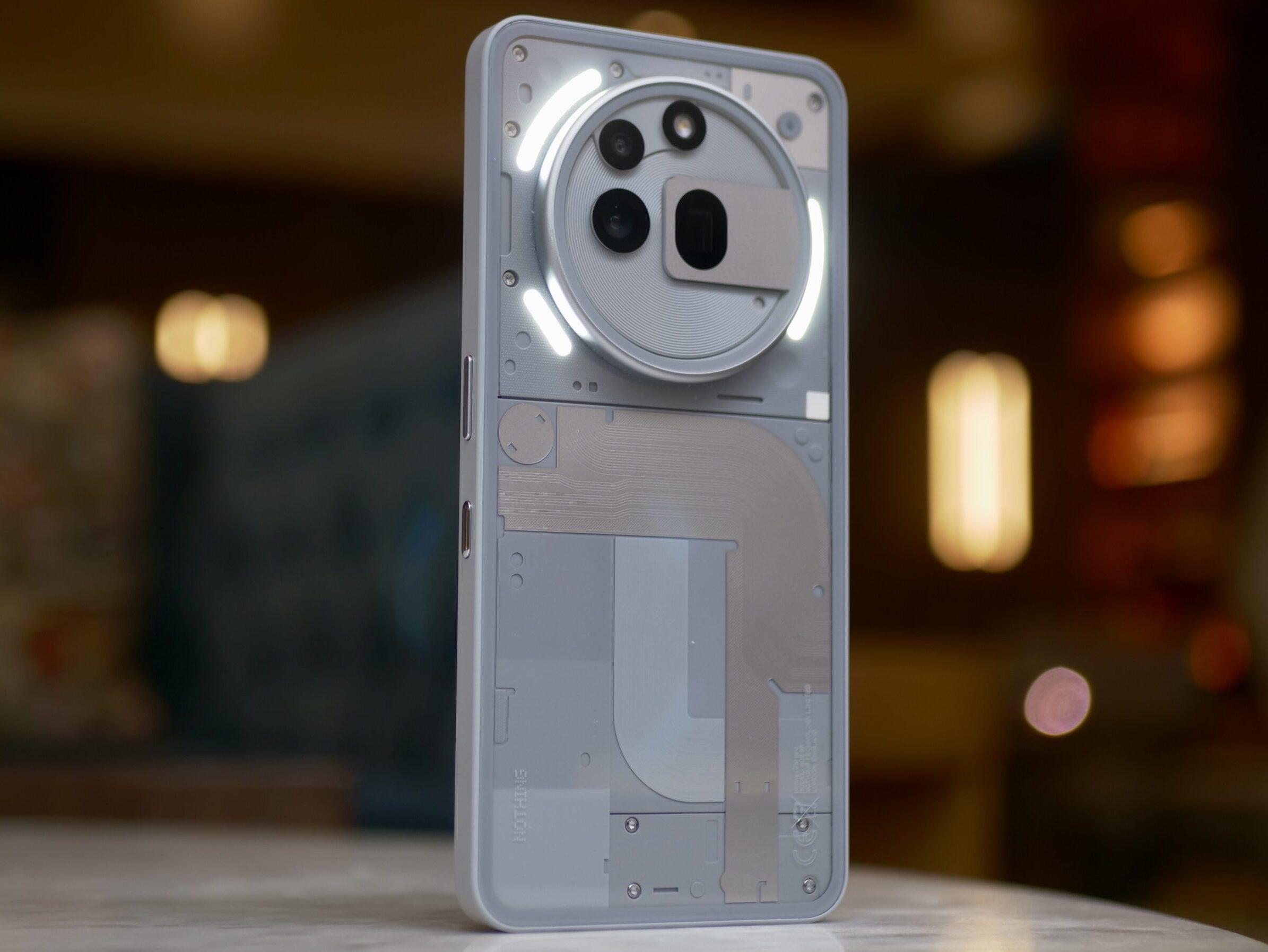 L’arrière du Nothing Phone 3a Pro, avec les Glyph Lights actives.