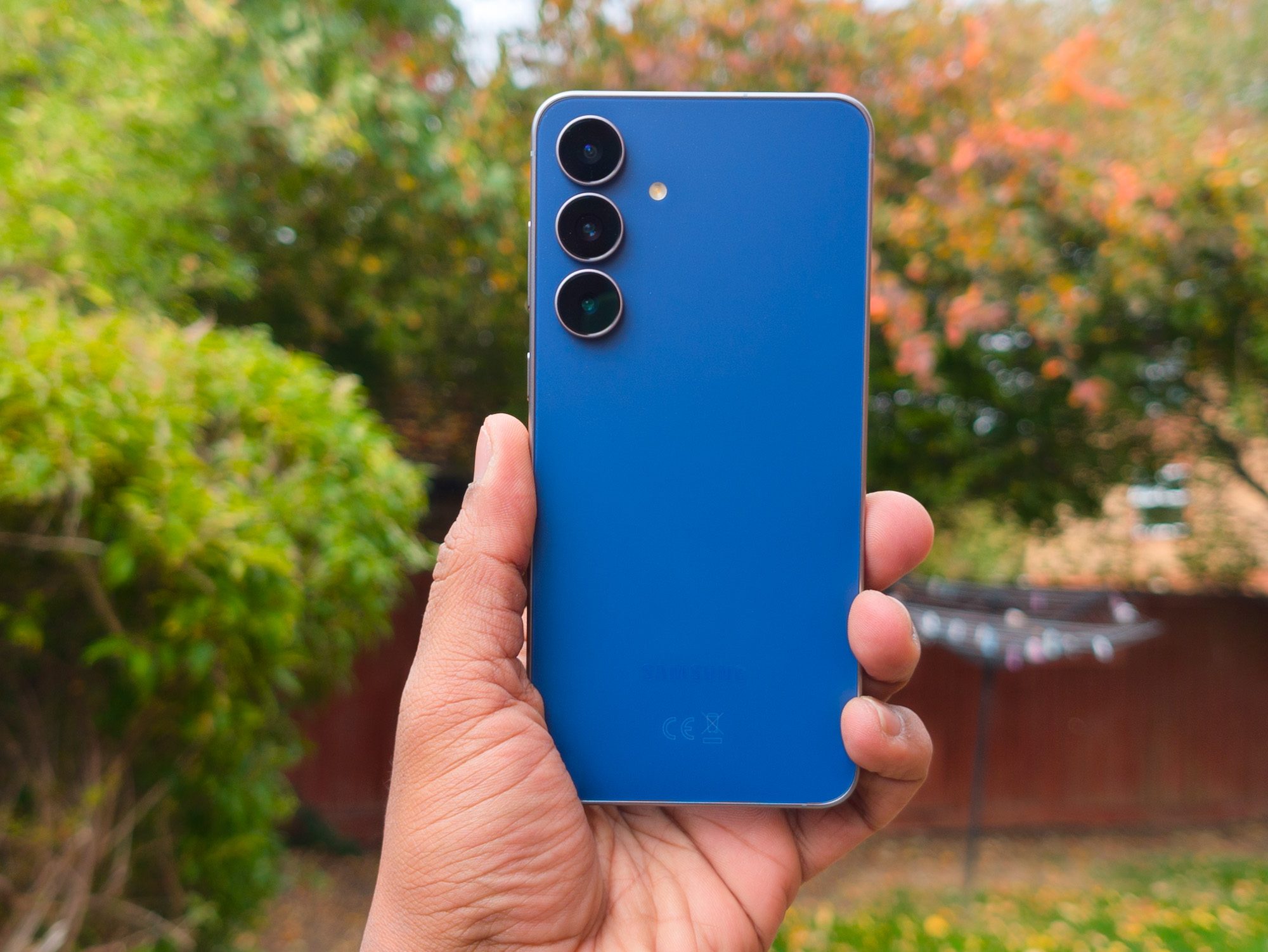 Samsung Galaxy S25 FE en bleu