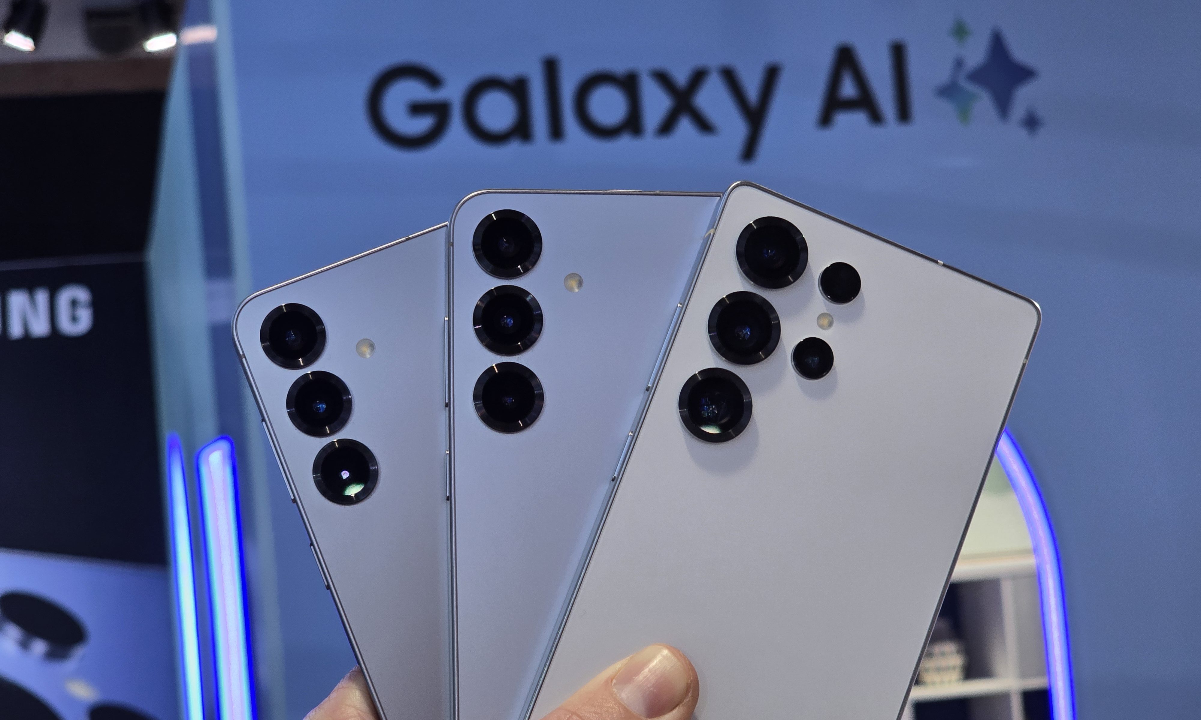 Série Samsung Galaxy S25 devant le signe Galaxy AI