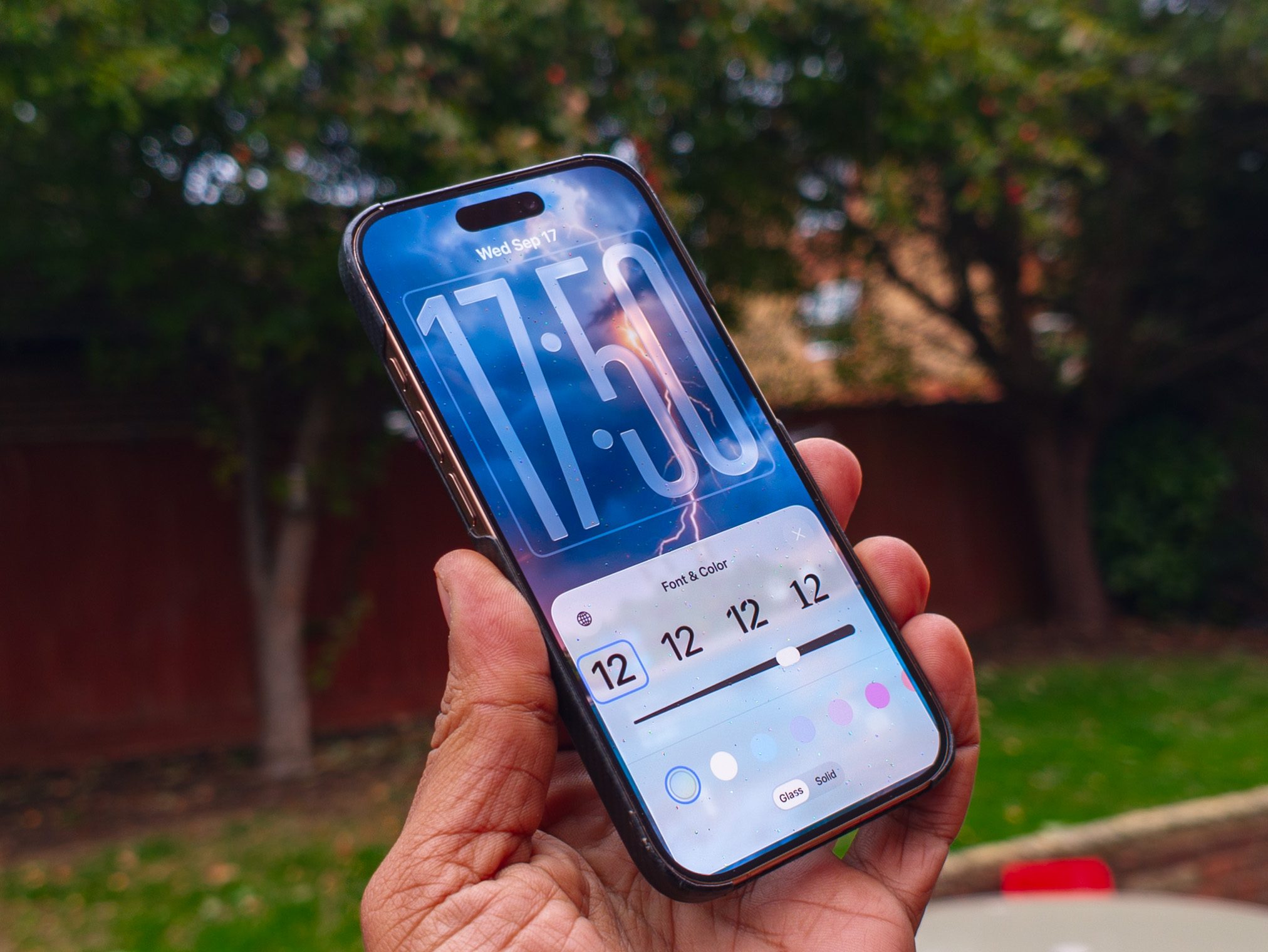 Options de police d'horloge sur l'écran de verrouillage iOS 26 fonctionnant sur un iPhone 16 Pro
