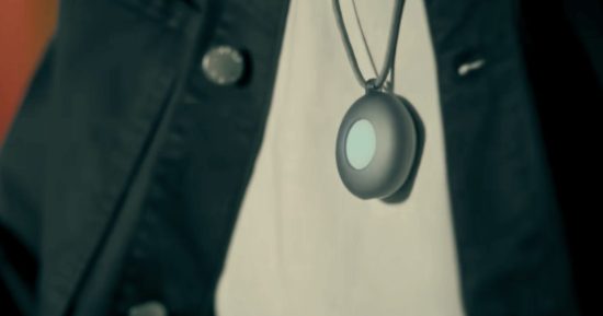 Apple s'empresse de lancer un pendentif IA qui servira d'yeux et d'oreilles à votre iPhone