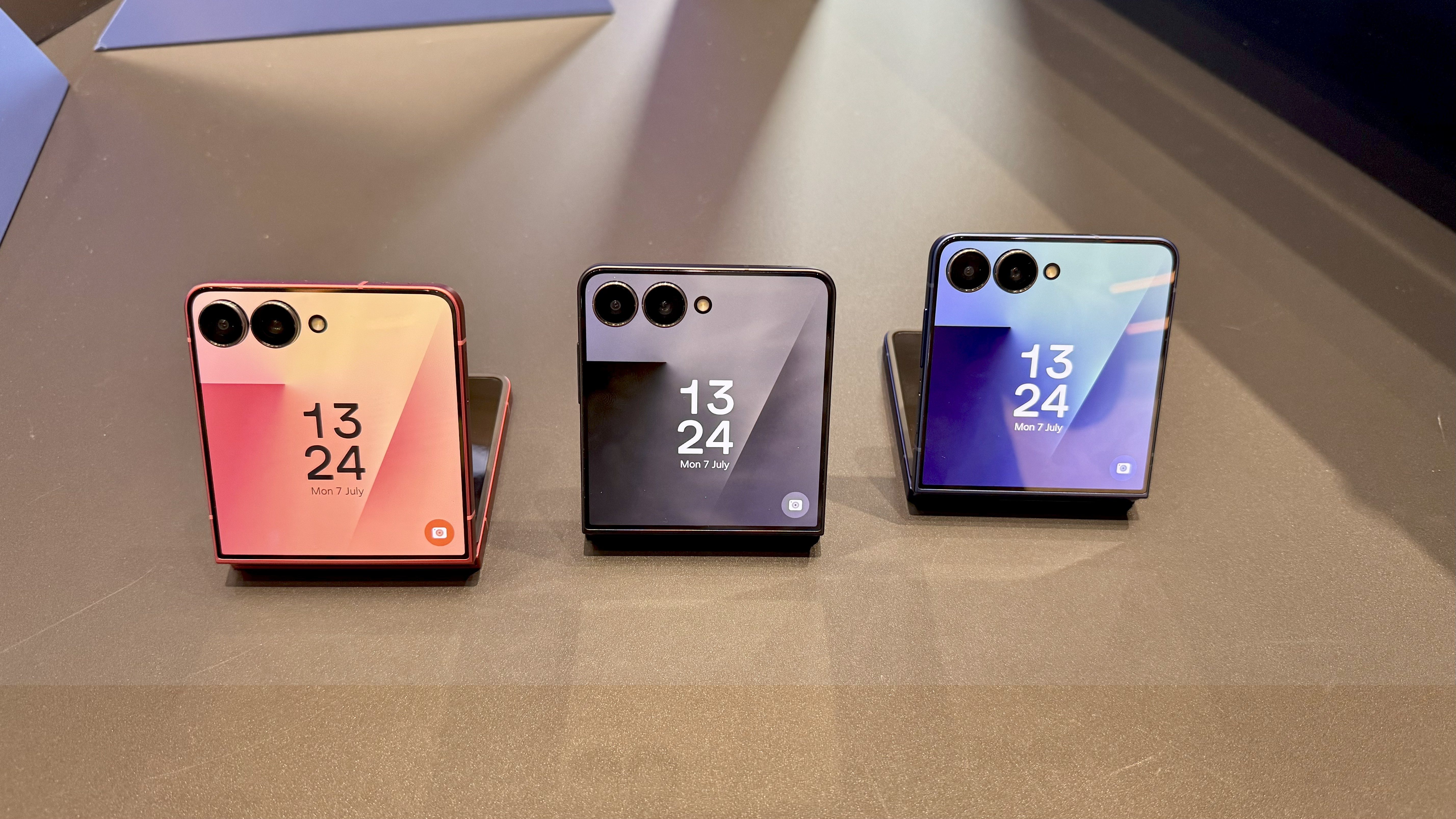 Trois modèles de Galaxy Z Flip 7 côte à côte