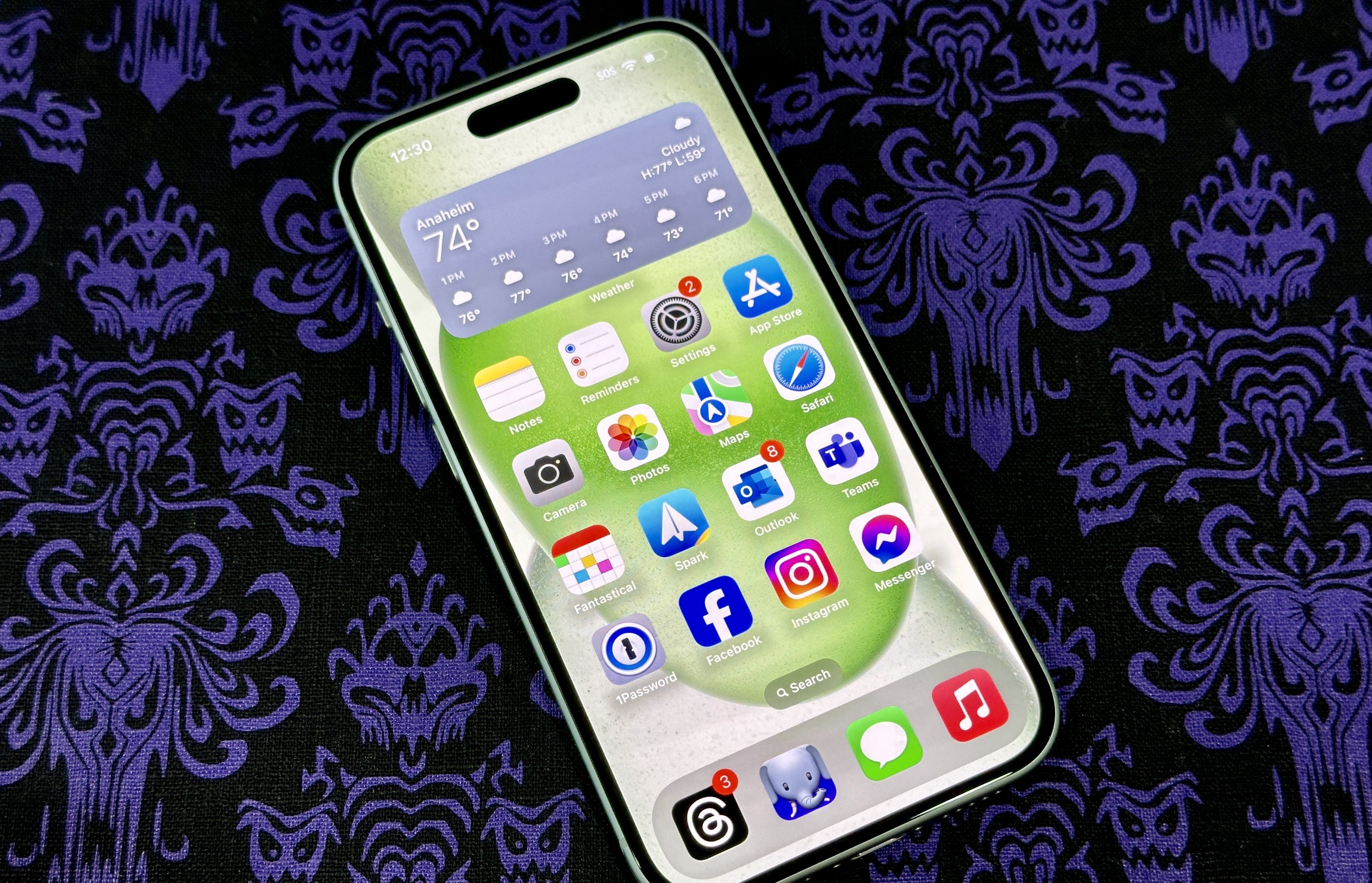 L’affichage sur un iPhone 15 vert.