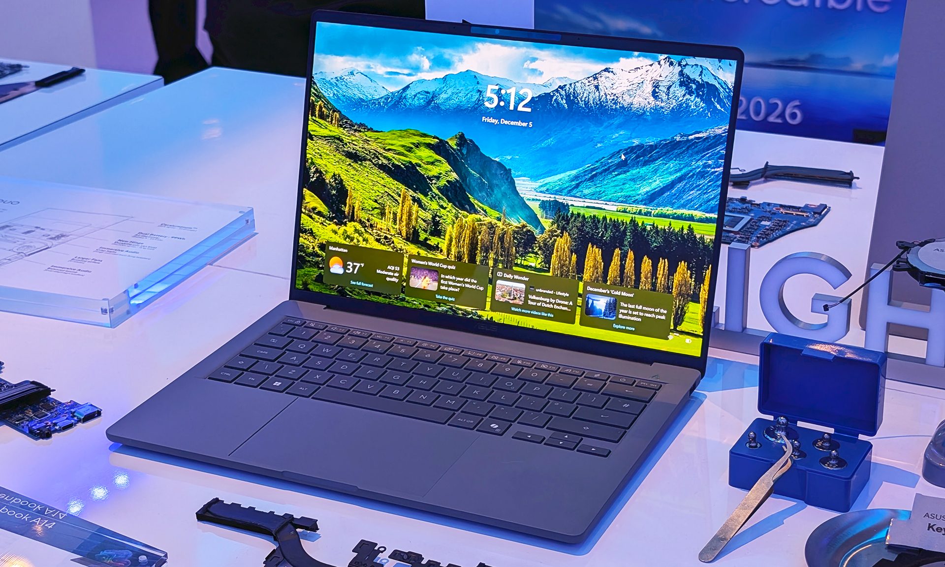 Zenbook A14 ouvert sur une table blanche.