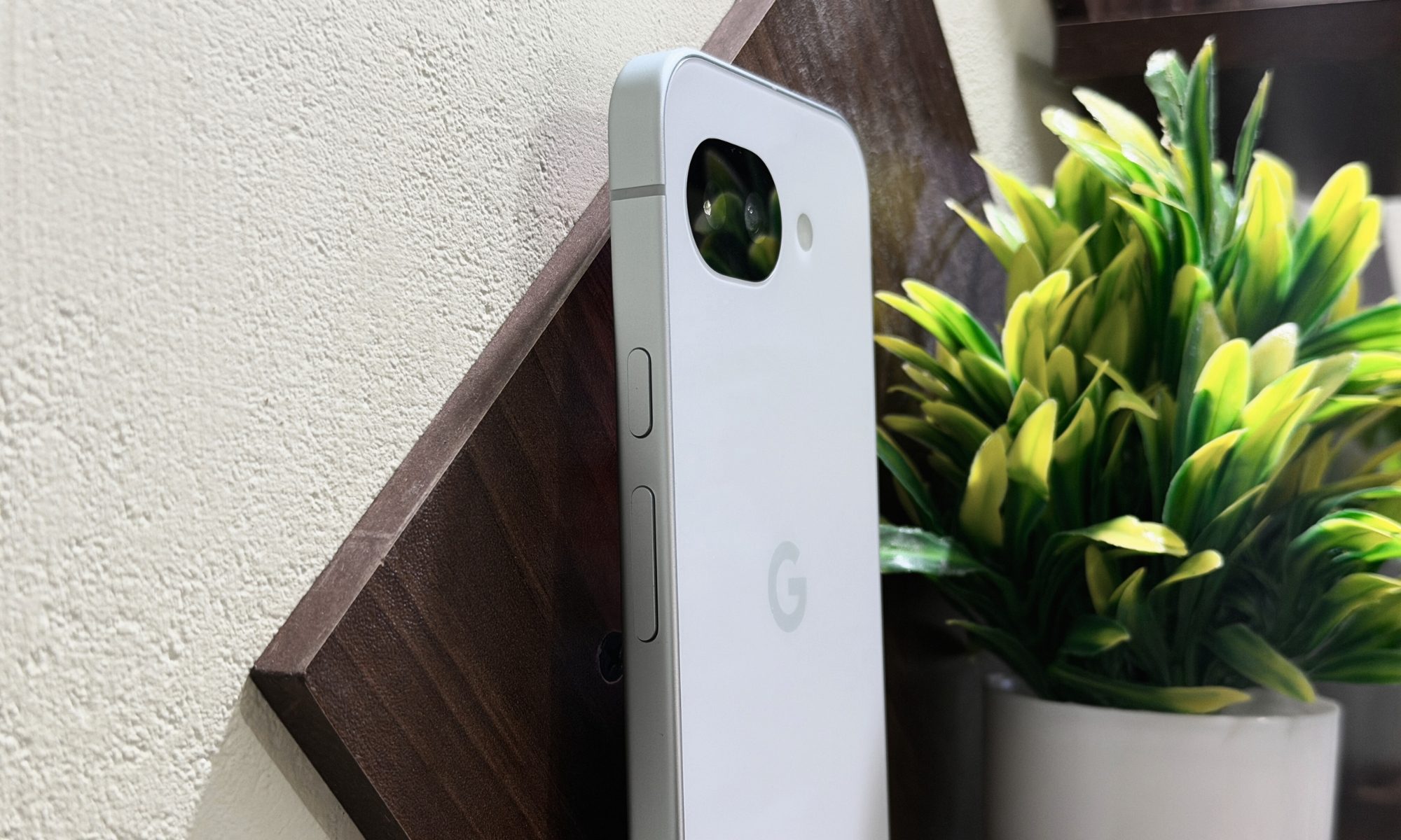 Vue latérale du Google Pixel 10a.