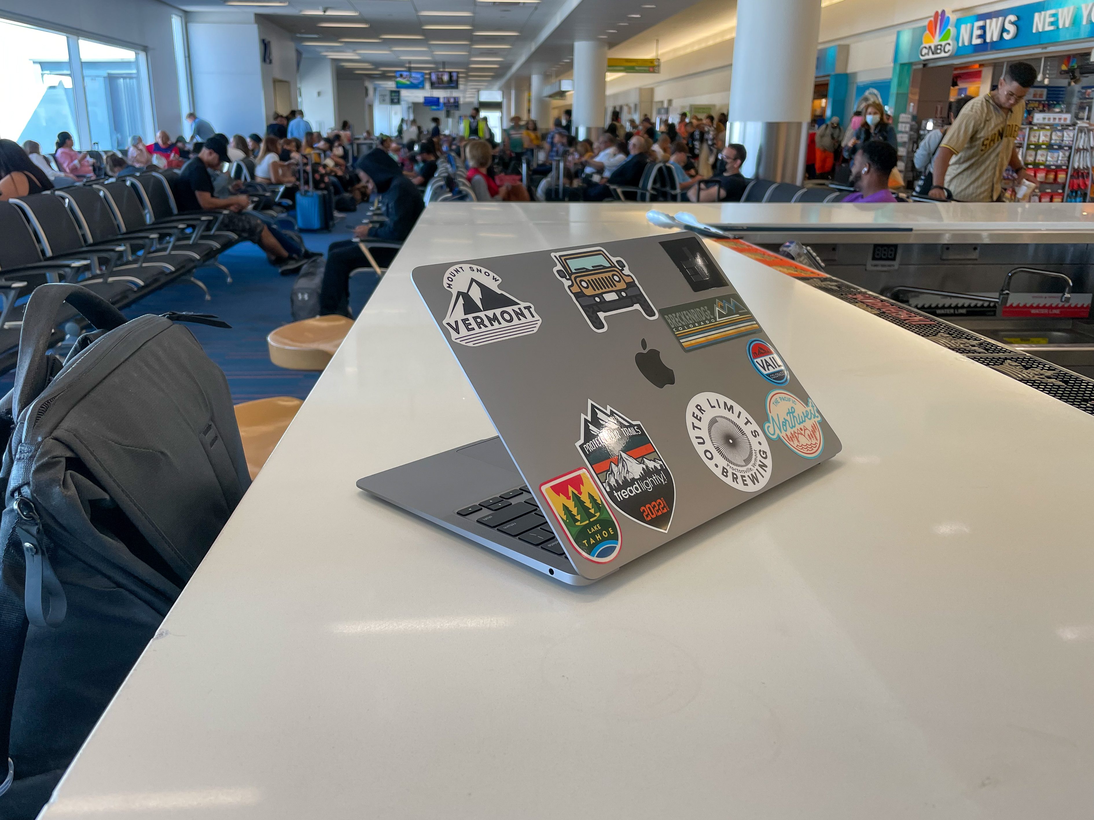 MacBook Air posé sur une table dans un aéroport.