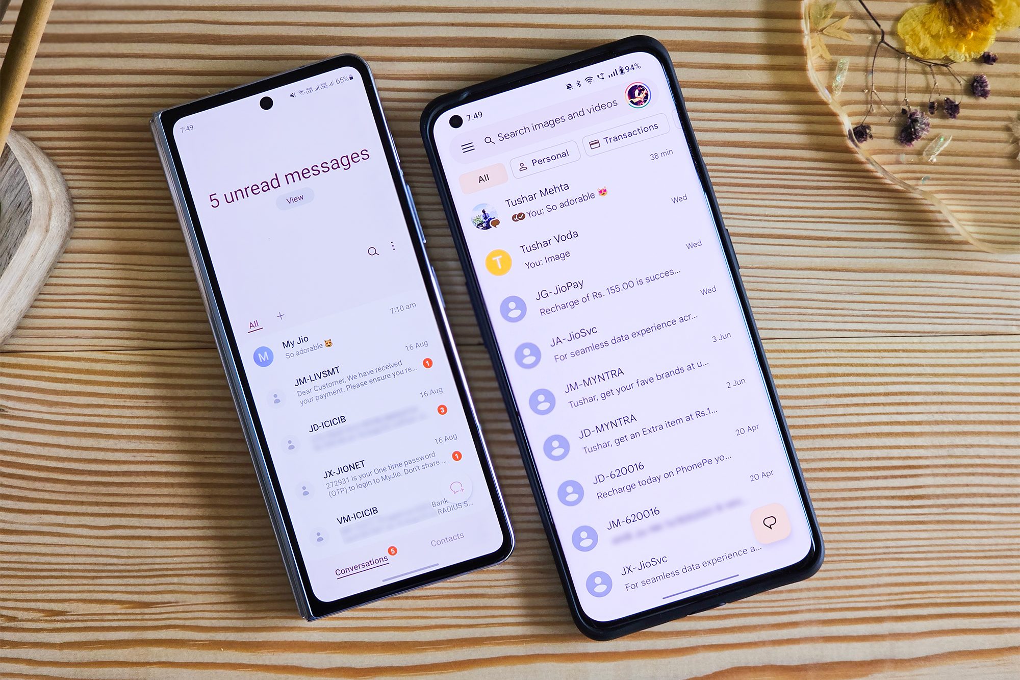 Messages Google sur OnePlus 11 et application de messages Samsung sur le Galaxy Z Fold 5 côte à côte.