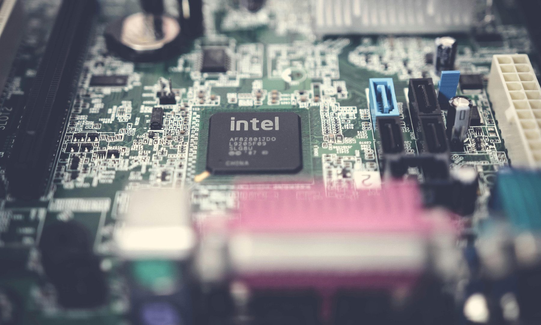 La carte mère à semi-conducteurs Intel Chipset est vieille