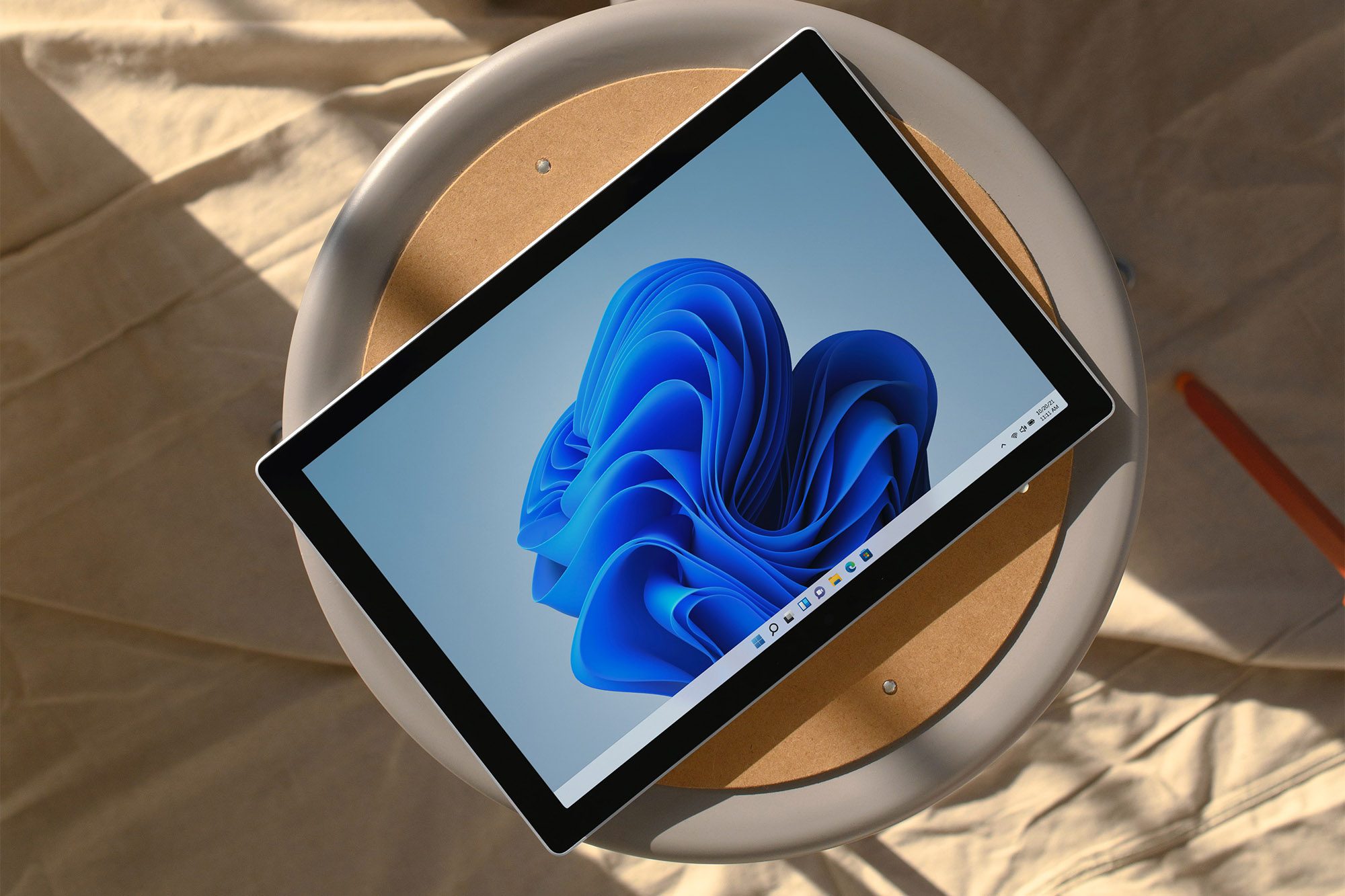 Appareil Windows 11 posé sur un tabouret.