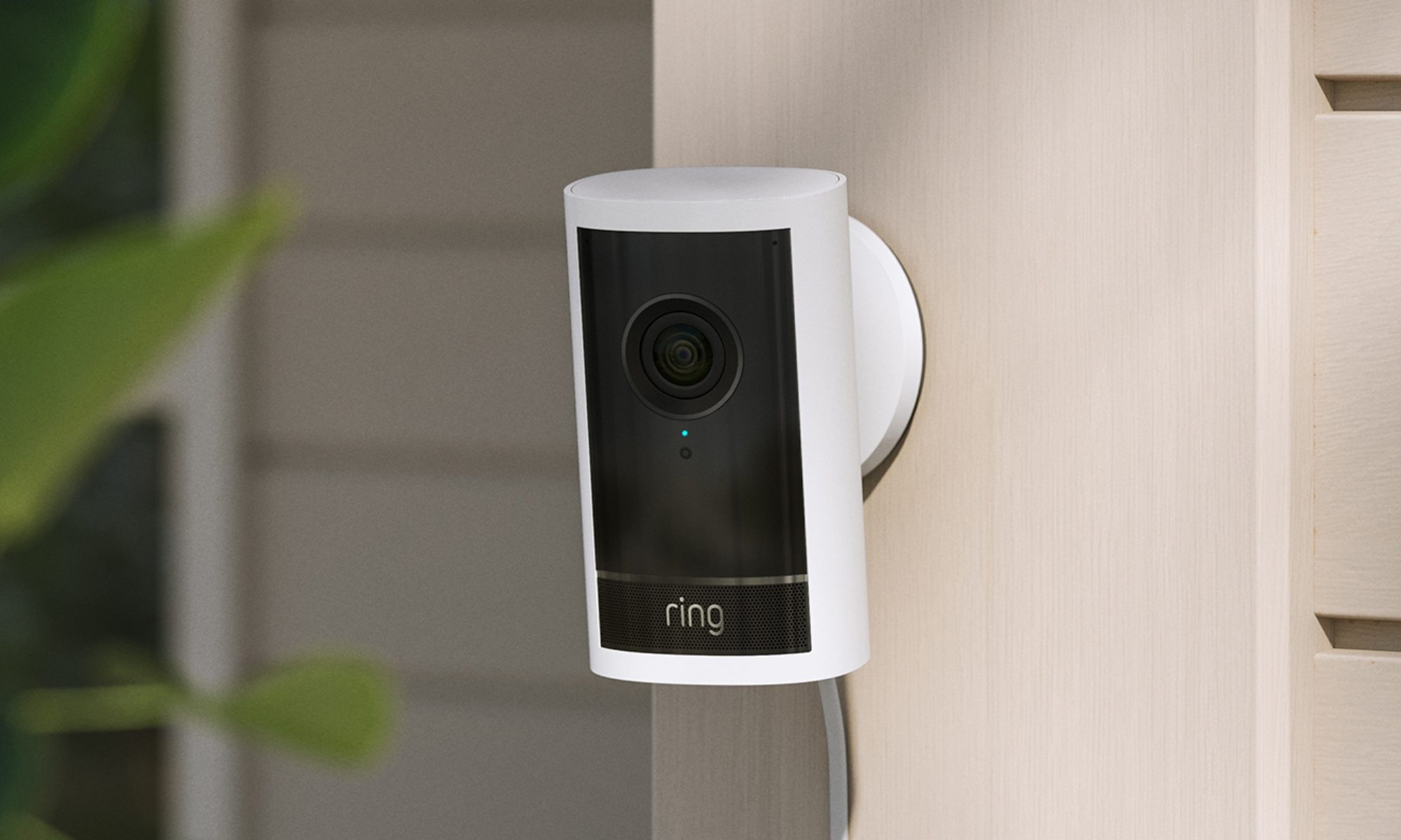 Photo de la caméra de sécurité Amazon Ring installée sur un mur.