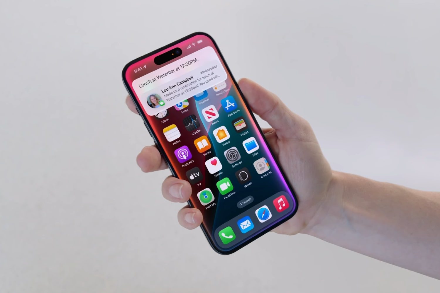 Une personne faisant la démonstration du nouveau Siri remanié avec Apple Intelligence lors de la Worldwide Developers Conference (WWDC) 2024.