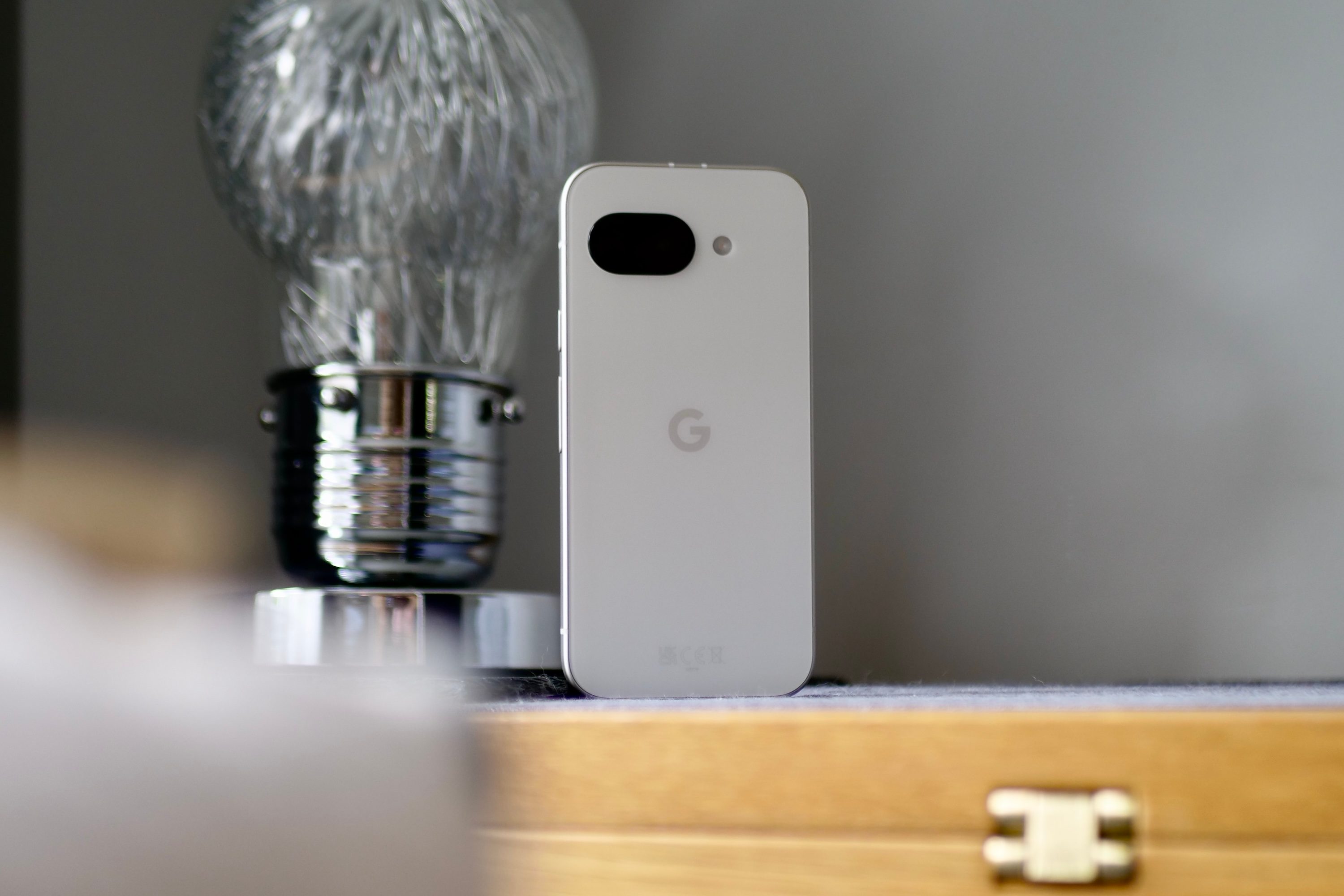 L'arrière du Google Pixel 9a.