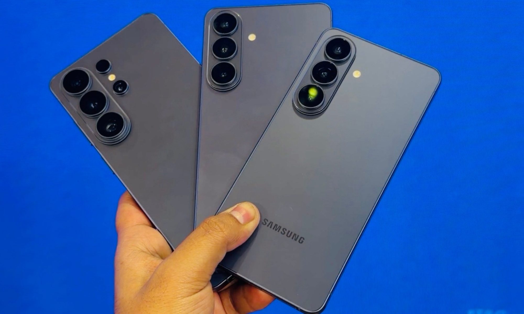 Photo du profil arrière de trois téléphones de la série Galaxy S26