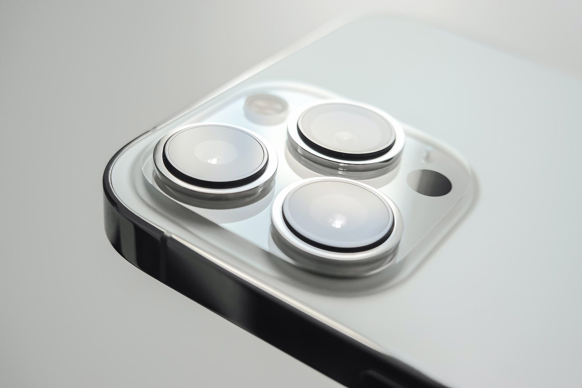 Appareil photo iPhone Pro Max blanc.
