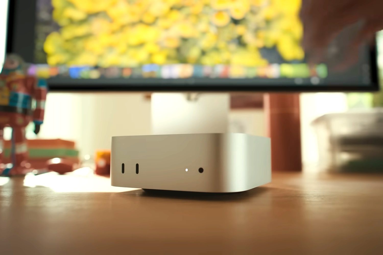 Le M4 Mac mini sur un bureau.