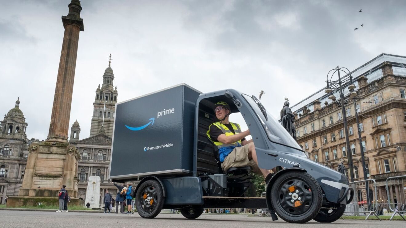 Camion de livraison Amazon conduit par un homme