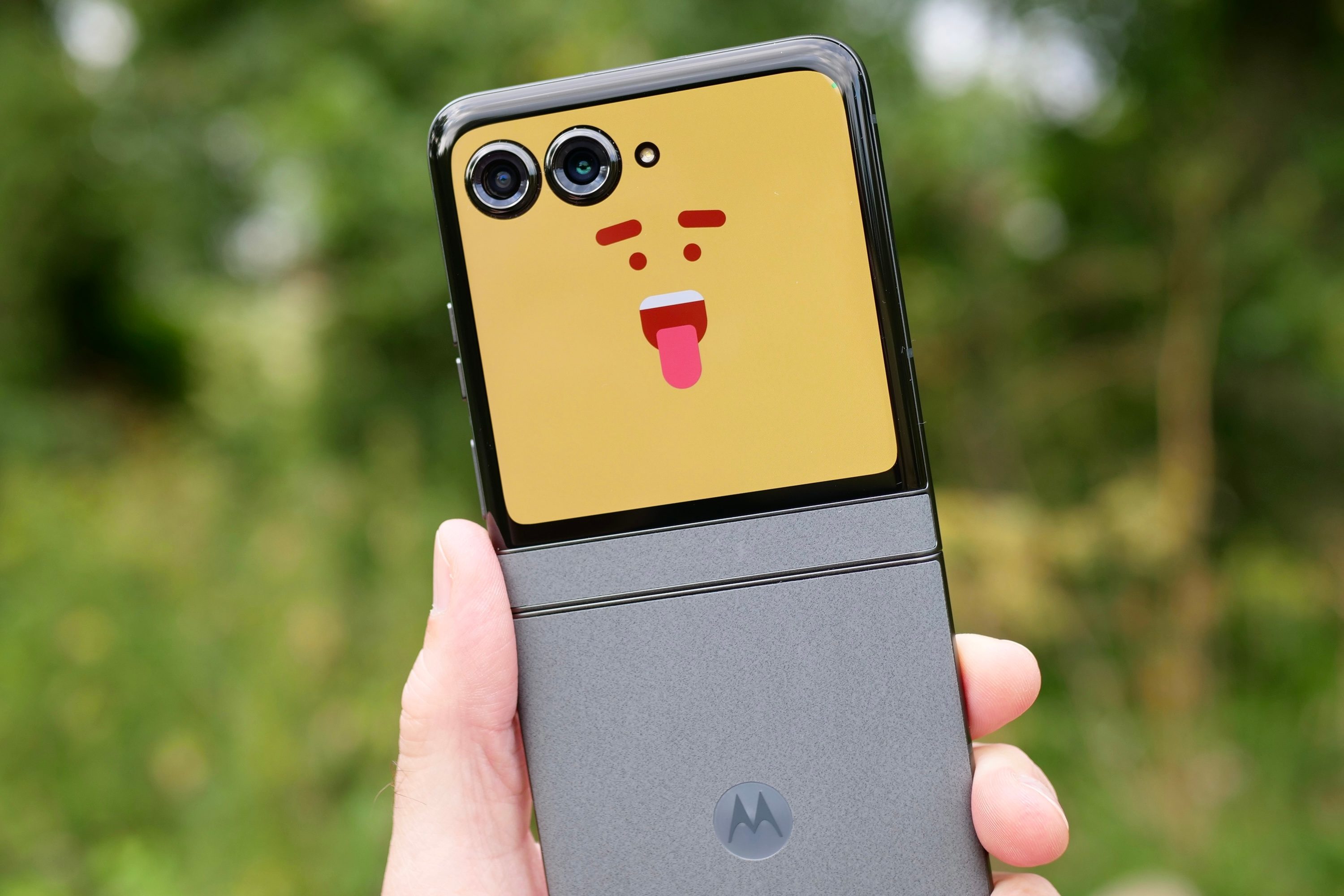 L'écran selfie du Motorola Razr 2024.