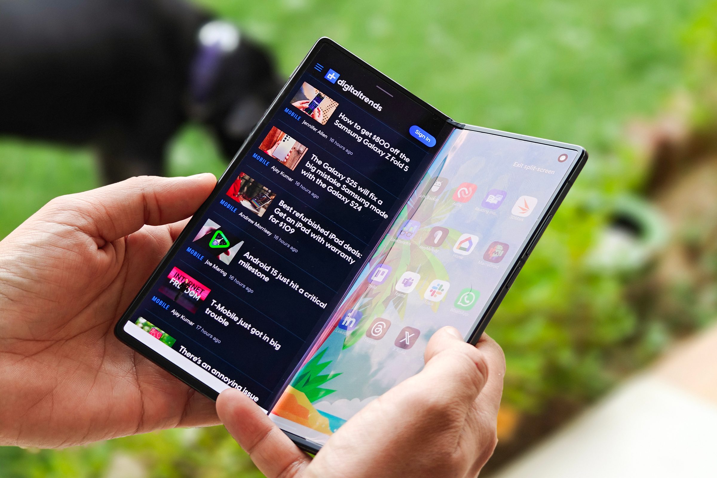 Fonctionnalités d'écran Fold to Split sur Vivo X Fold 3 Pro tenues en main.