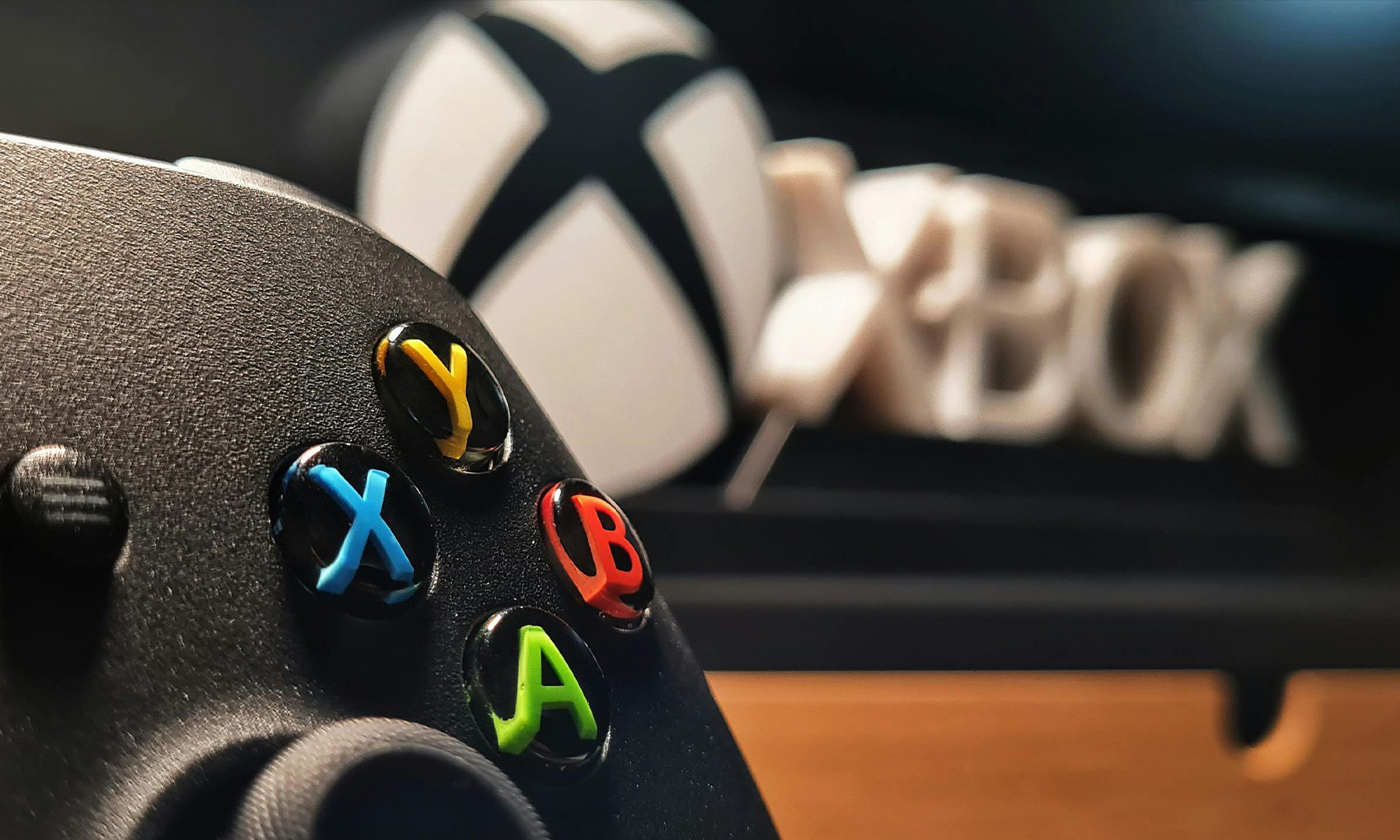 Manette Xbox avec logo Xbox en arrière-plan