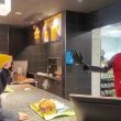 Regardez McDonald's tester des robots humanoïdes en première ligne