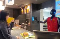 Regardez McDonald's tester des robots humanoïdes en première ligne