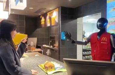 Regardez McDonald's tester des robots humanoïdes en première ligne