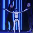 Regardez le premier robot humanoïde de Honor évoluer d'un prototype maladroit à un danseur habile