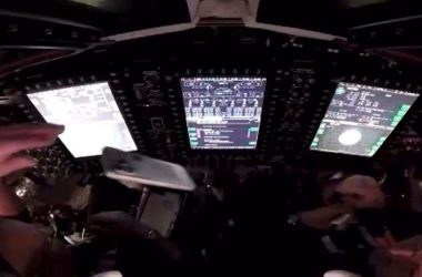 Les vidéos de l'équipage d'Artemis II montrent des astronautes en train de s'amuser avec un iPhone dans l'espace