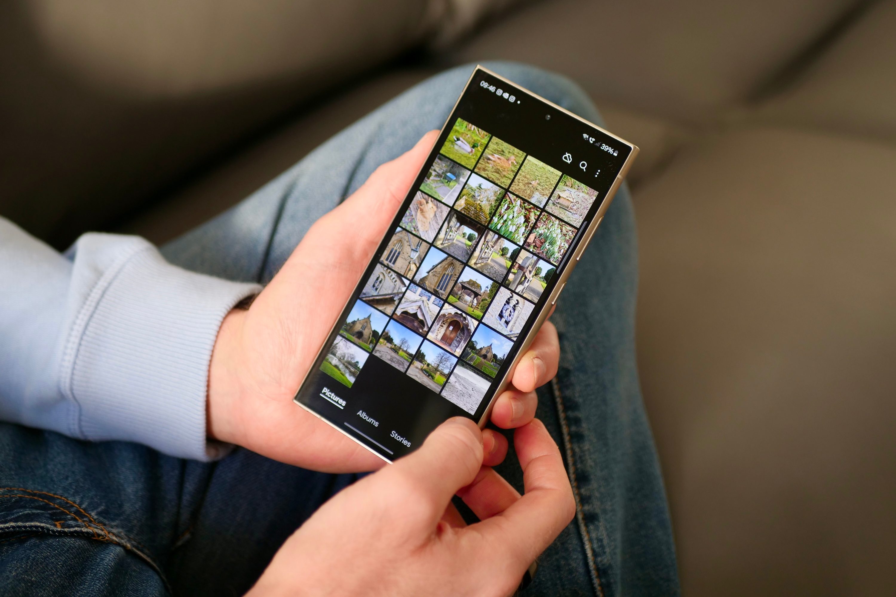 Une personne tenant le Samsung Galaxy S24 Ultra.