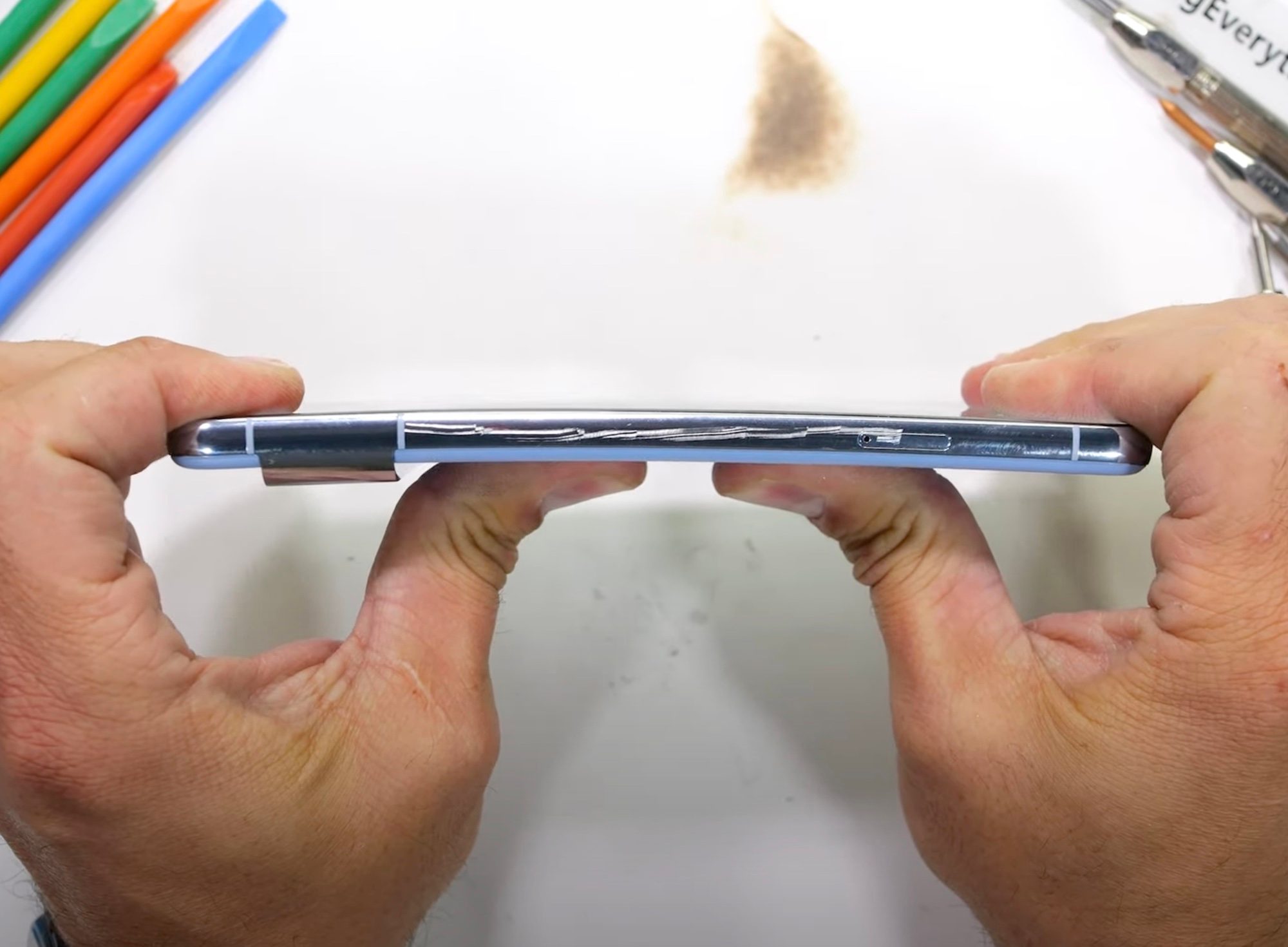 Le Pixel 8 Pro subit un test de pliage.