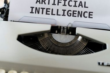 L’IA pousse les travailleurs âgés à perfectionner leurs compétences alors que la précarité de l’emploi augmente