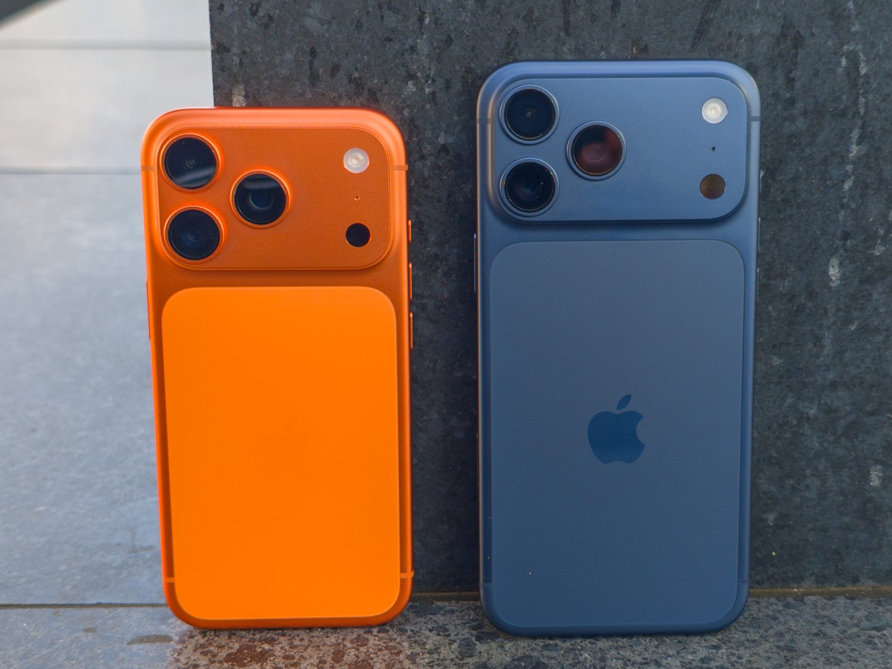 Apple iPhone 17 Pro en Cosmic Orange à côté de l'iPhone 17 Pro Max en Deep Blue