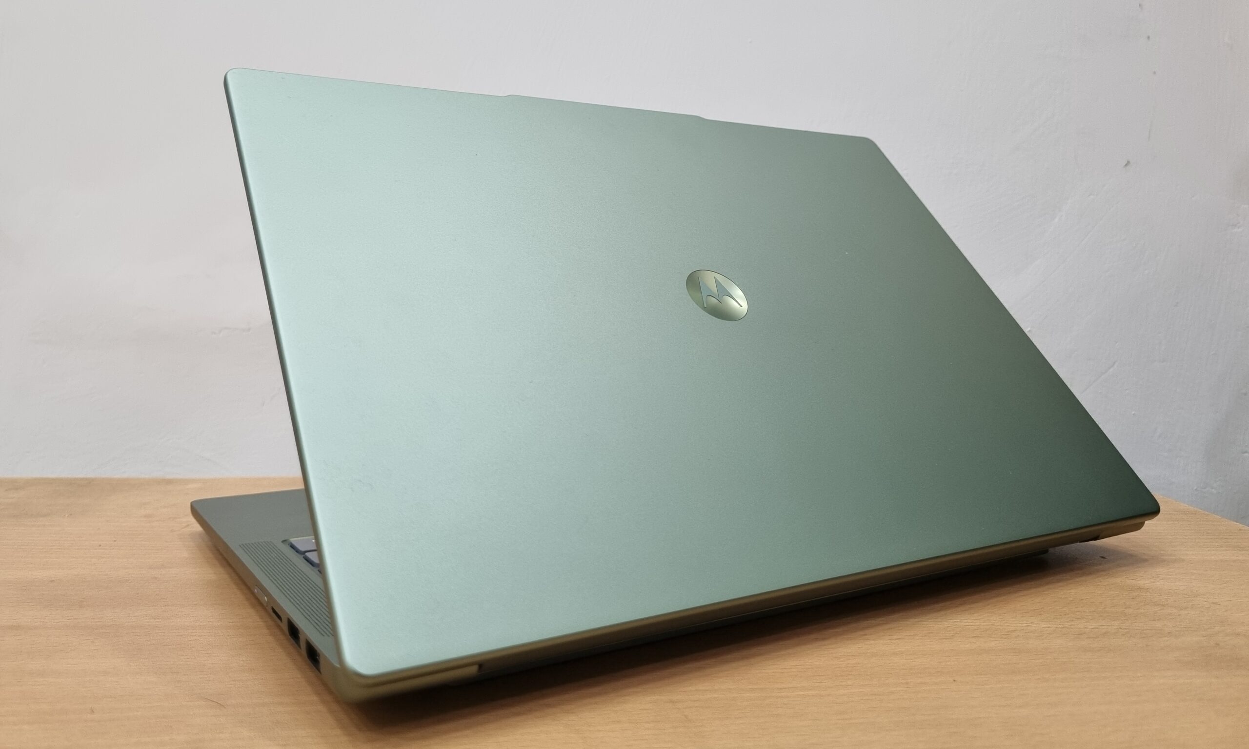 Moto Book 60 Pro en vert bronze PANTONE