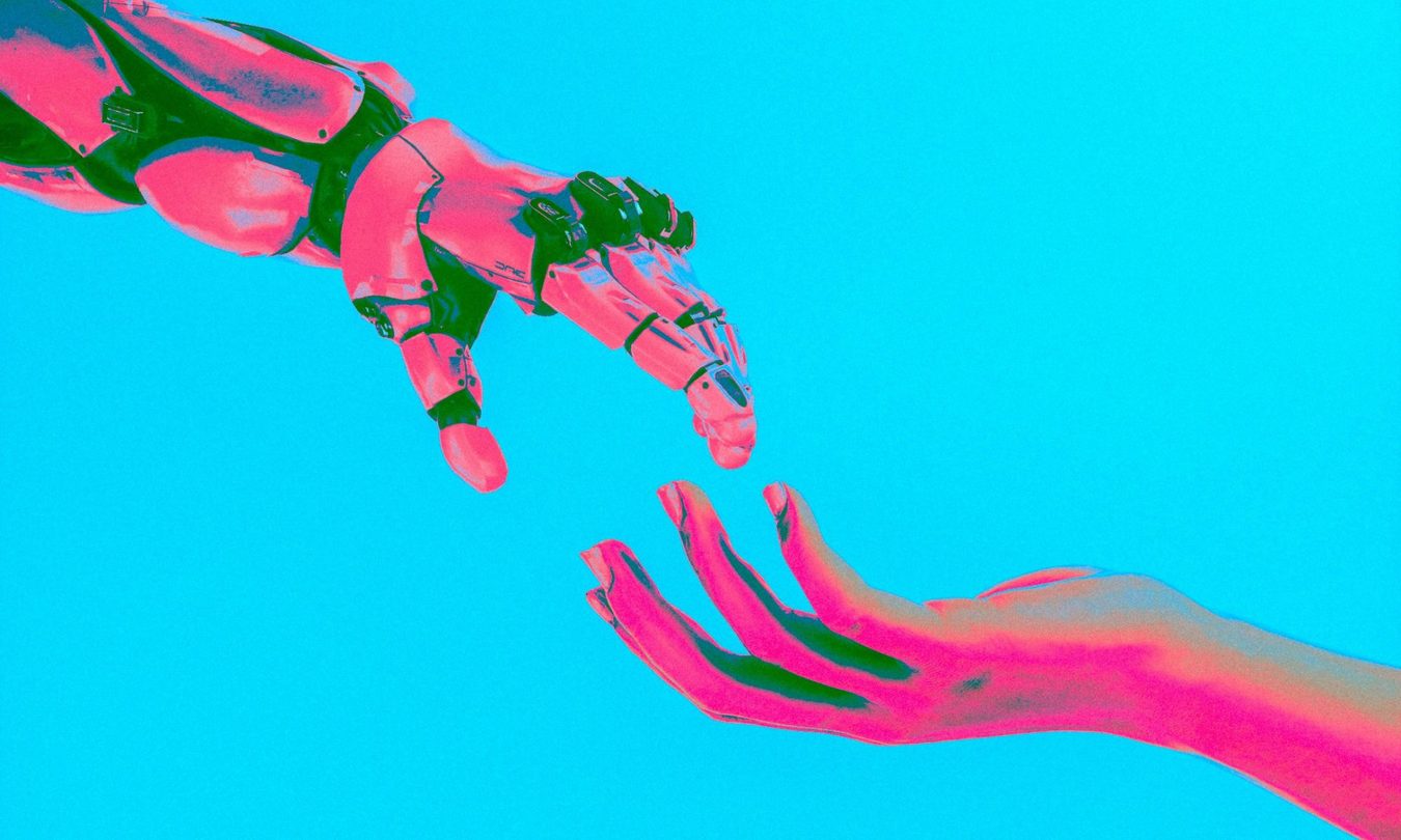 Les mains se tendent les unes vers les autres