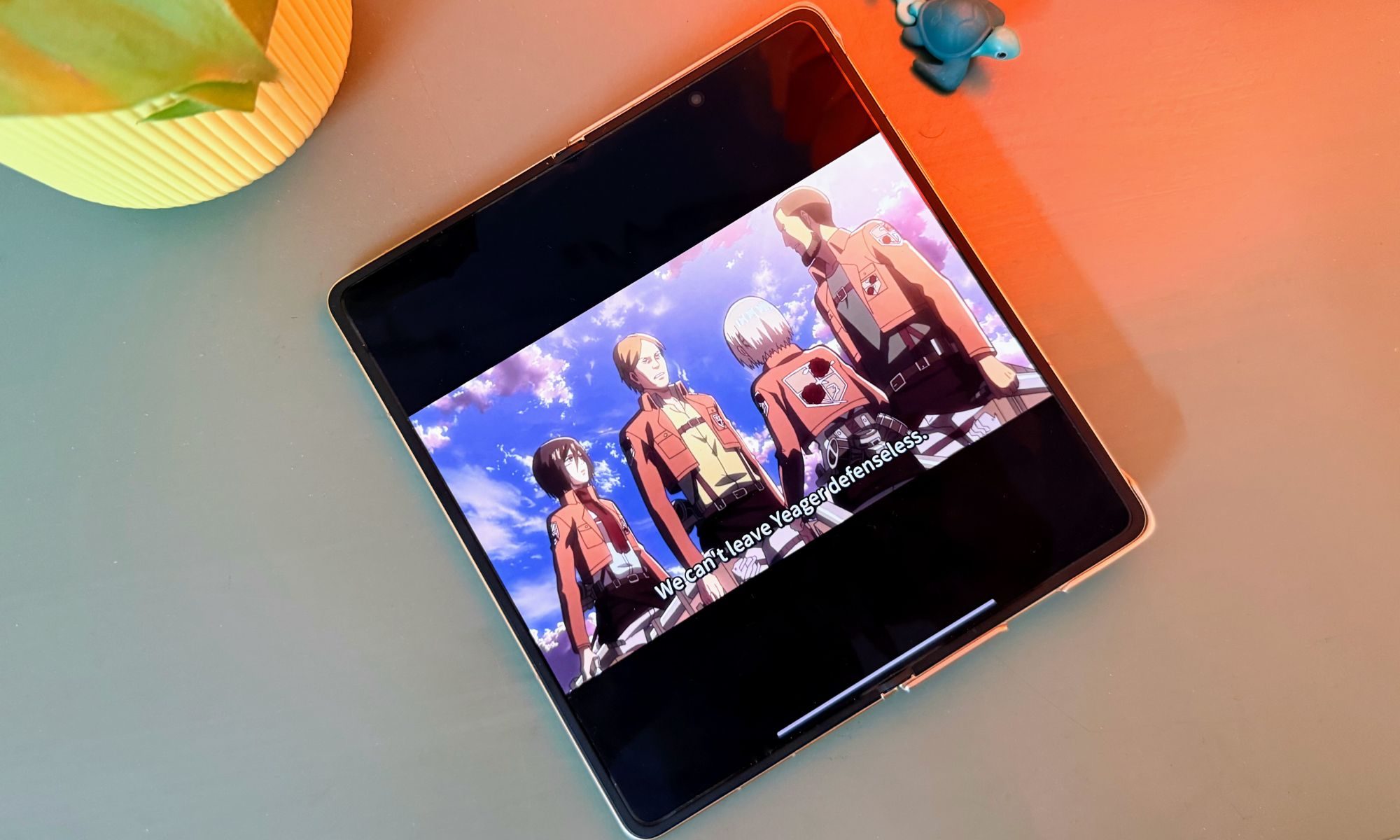 Application YouTube sur le Honor Magic V6 conservée sur une table.