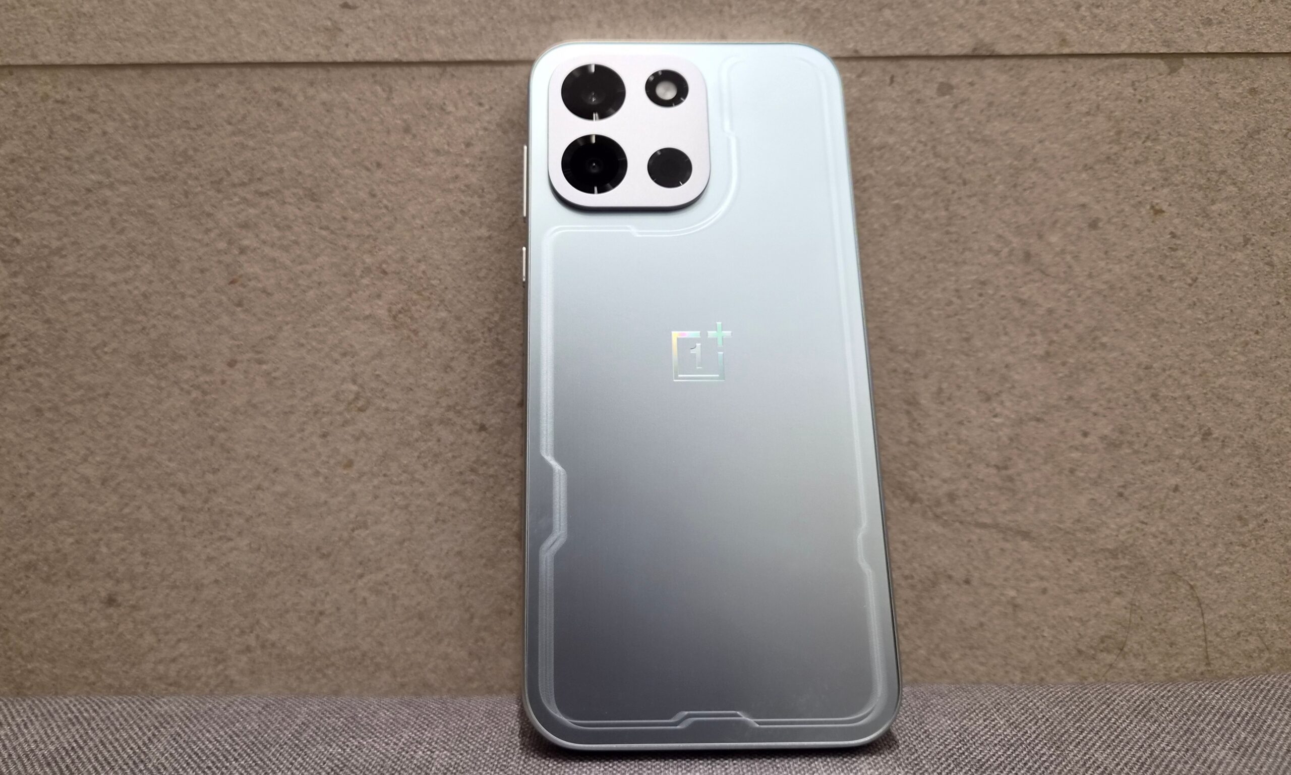 Le nouveau design holographique brillant du OnePlus Nord 6