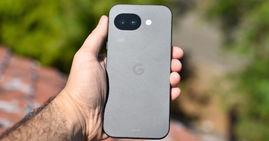 J'ai passé des semaines avec le Pixel 10a, et maintenant le débat sur les spécifications ne me dérange plus