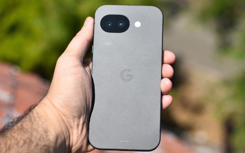 J'ai passé des semaines avec le Pixel 10a, et maintenant le débat sur les spécifications ne me dérange plus