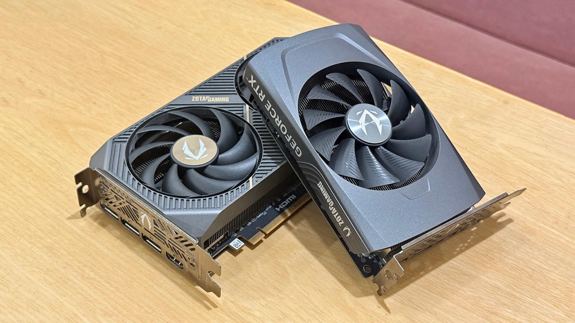 Le GPU Zotac Gaming RTX 5060 Twin Edge avec le Zotac Gaming RTX 4060 Solo